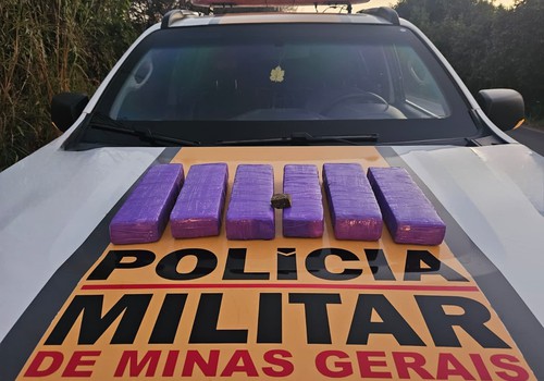 Polícia Rodoviária prende jovem de 25 anos com tabletes de maconha, em Guarda Mor