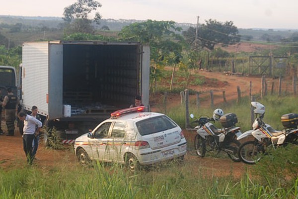 Bandidos roubam carga de quase R$ 1 milhão após fazerem motorista refém em Patos de Minas