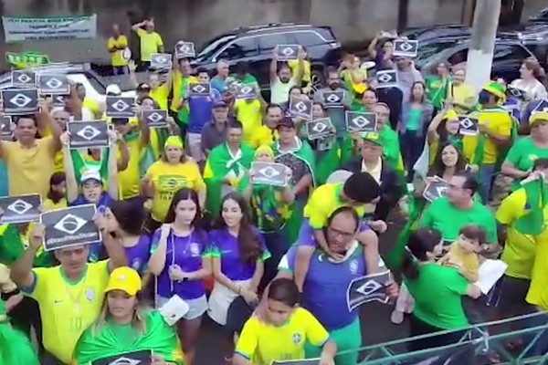 Patenses voltam a protestar em frente ao Tiro de Guerra contra a eleição de Lula e o Judiciário