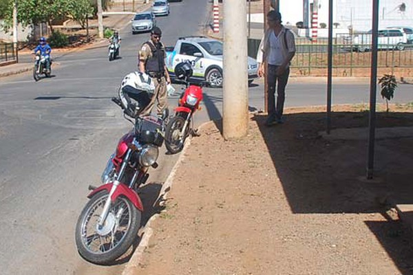 Acidente com duas motos deixa uma pessoa ferida e condutor faz alerta