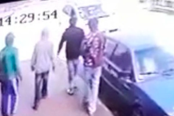 Polícia encontra os quatro suspeitos de assassinar taxista; vídeo mostra eles entrando no carro