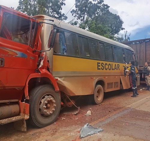 Acidente entre caminhões e micro-ônibus escolar deixa seis pessoas feridas na MG-188