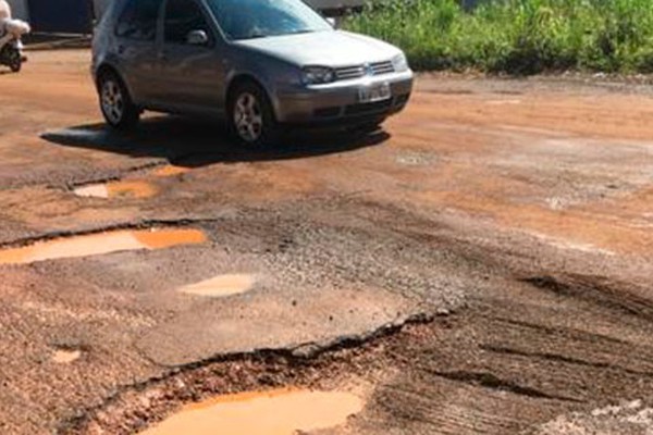 Com avenida de acesso tomada por buracos, moradores do Planalto cobram providências