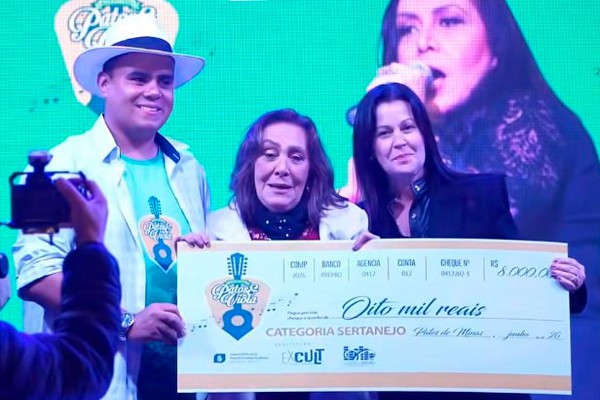 Cantora patense vence categoria Sertanejo no V Festival Patos & Viola; confira os vencedores