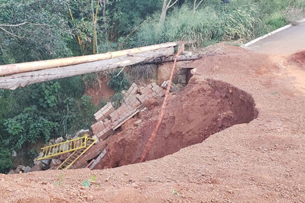 Moradores de Lagoa Formosa voltam a cobrar restauração de ponte que está desabando