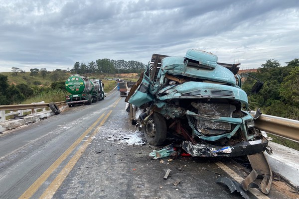 Motorista perde controle de caminhão e provoca acidente com 5 veículos, na BR365; duas pessoas ficaram feridas