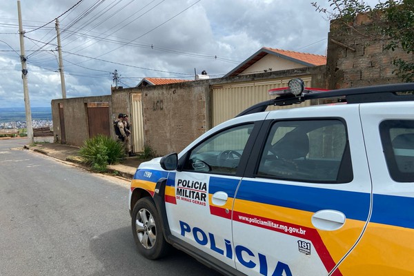 Ocupação de casa no bairro Alto da Serra vira caso de polícia, em Patos de Minas