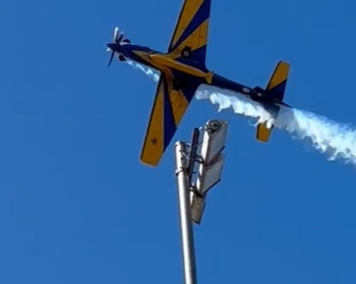 Em visita técnica, aeronave da Esquadrilha da Fumaça chama atenção em Patos de Minas