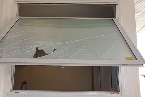 Indignado com demora no atendimento, paciente quebra janela da UPA no Jardim Peluzzo