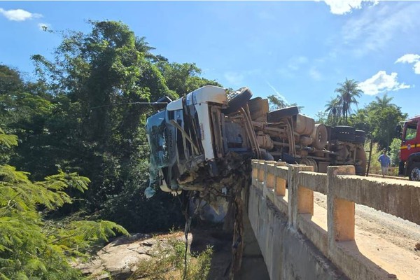 Carreta tomba sobre ponte na BR 146 e motorista sofre ferimentos graves ao ser projetado para fora