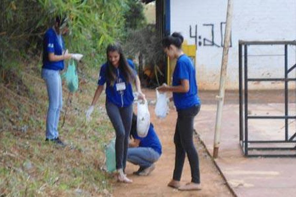Alunos do Jovem Aprendiz do SENAC fazem limpeza no Parque do Mocambo