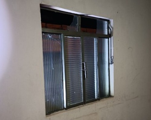 Por ciúmes, mulher sobe em muro, joga pedra e quebra janela da casa da rival em Lagoa Formosa