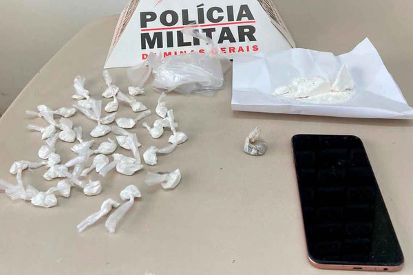 Homem viaja de Patos de Minas para vender cocaína em Carmo do Paranaíba e acaba preso