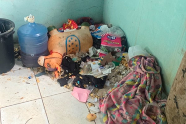Menino de 2 anos é encontrado sozinho em meio ao lixo no bairro Vila Garcia; mãe alegou depressão, mas foi presa