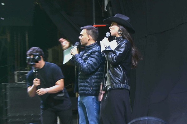 Gabriela Versiani e Mário sobem ao palco para iniciar a movimentação no Palco da Arena; veja ao vivo