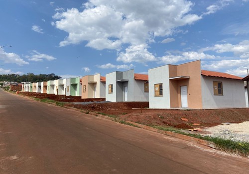 Obras das casas populares avançam em Patos de Minas e conclusão está prevista para novembro