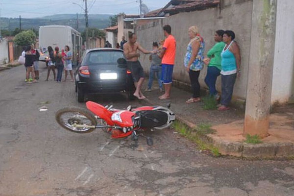 Motociclista fica gravemente ferido após avançar parada e ser atingido por ônibus em Patos de Minas