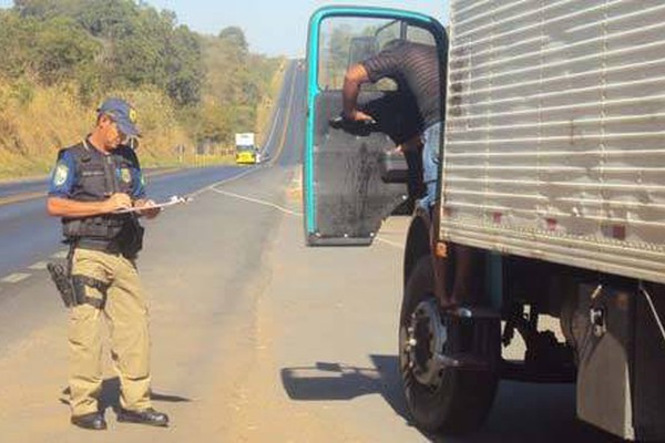 Polícia Rodoviária reforça a fiscalização na Fenamilho para evitar acidentes nas estradas