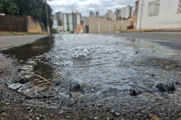 Moradores reclamam de esgoto escorrendo a céu aberto na rua Niterói e cobram providências