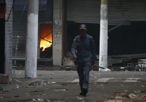 Incêndio no Shopping 25 de Março pode ter atingido cerca de 200 lojas