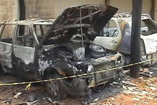 Incêndio destrói dois veículos em pátio de órgão público em Carmo do Paranaíba