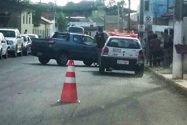 Motorista de 73 anos passa mal e bate em veículo parado na Praça dos Godinhos em Presidente Olegário