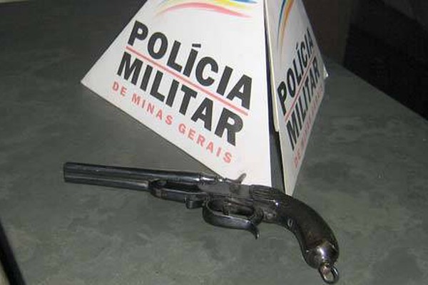 PM de Carmo do Paranaíba prende comerciante e apreende cofre com arma de fogo