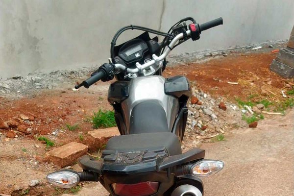 Moto utilizada por assaltantes que levaram celulares de loja é encontrada abandonada