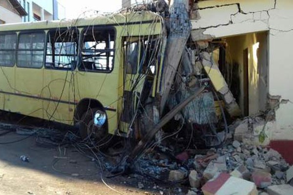 Ônibus desgovernado derruba postes e atinge casas no Bairro Alto Bela Vista em São Gotardo