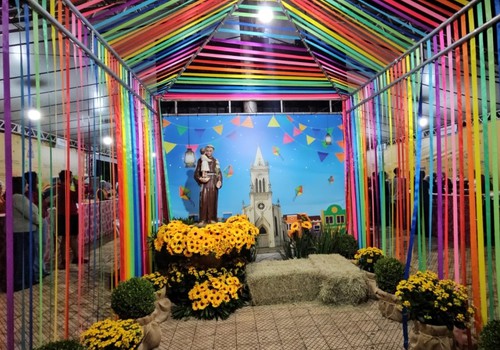 Festa de Santo Antônio começa com praça lotada e um cardápio cheio comidas típicas deliciosas