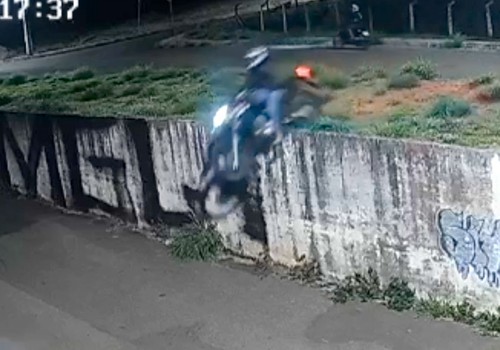 Jovem de 18 anos fica ferida após perder o controle de moto e despencar de desnível em avenida de Patos de Minas