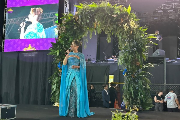 Maria Fernanda Leão discursa na passarela do concurso de Rainha Nacional do Milho 2026