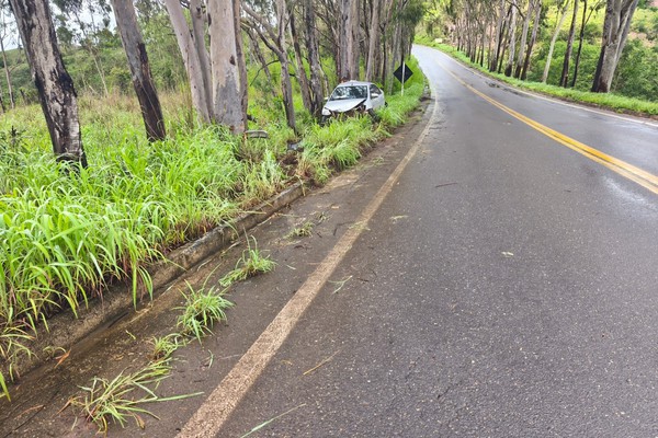 Aquaplanagem faz carro bater em árvore e deixa motorista ferido na MGC-354