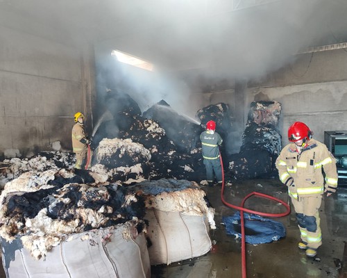 Solda em telhado vizinho pode ter sido a causa de incêndio de grandes proporções em fábrica de estopas