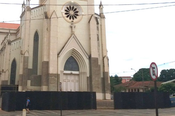 Bazar de Santo Antônio se multiplica em busca de recursos para a reforma para a Catedral