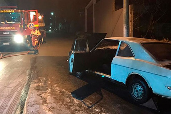 Veículo que tinha acabado de ser adquirido em Patos de Minas pega fogo; motorista escapou