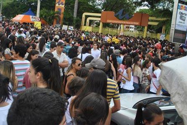 Provas do Vestibular 2012 levam uma multidão para o Campus Unipam