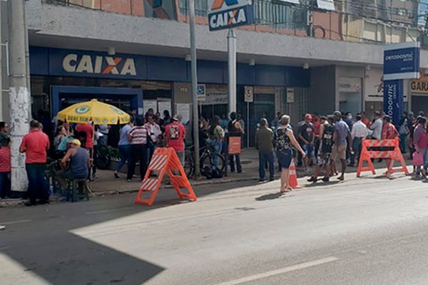 Bancos descumprem Decreto Municipal e formam filas gigantes no centro de Patos de Minas
