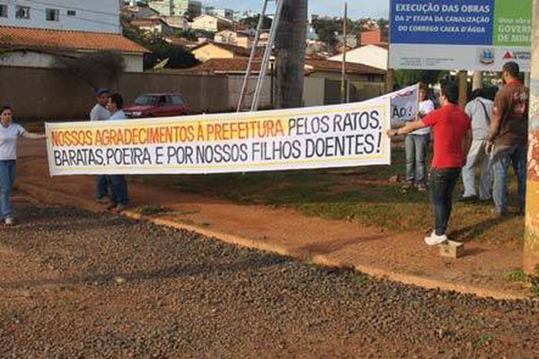 Revoltados, moradores estendem faixas para conclusão da Av. Ivan Borges
