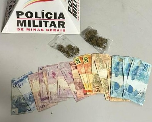 Jovens em moto tentam fugir de abordagem mas acabam presos com dinheiro e drogas em Patos de Minas