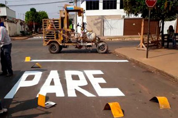 Secretaria de Trânsito reforça a pintura da sinalização de ruas e avenidas de Patos de Minas