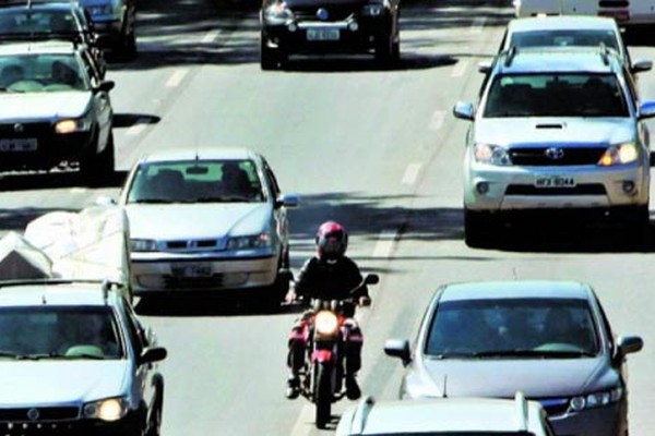 Em um mês, mais de 12500 motoristas em Minas são flagrados sem o Farol Aceso durante o dia