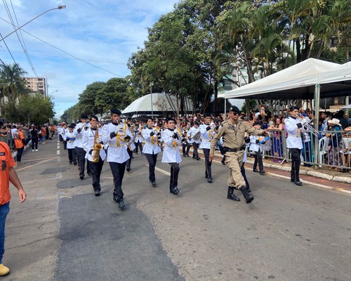 Patos de Minas celebra 134 anos com desfile e distribuição de bolo e pamonha