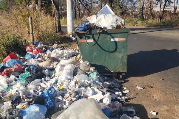 Faltam consciência e educação: patenses espalham lixo e entulho nos quatro cantos da cidade