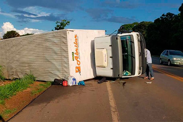 Caminhão baú tomba na BR 365 e deixa o trânsito mais lento na entrada de Patos de Minas
