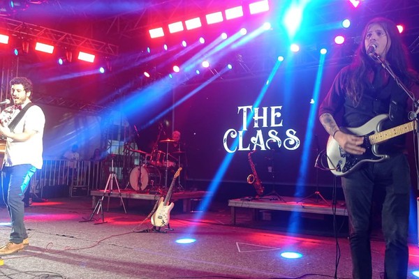 Banda The Class canta sucessos mundiais na Fenapraça e leva público de volta no tempo; veja ao vivo