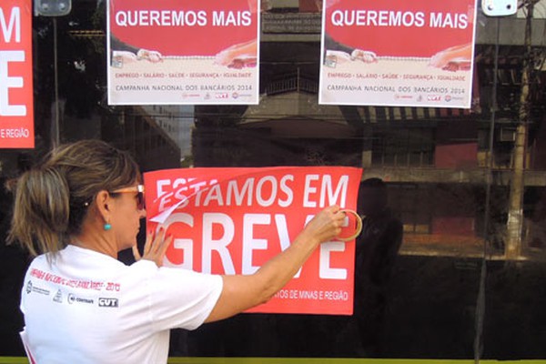 Bancários fazem manifestação em portas de agências e iniciam greve em Patos de Minas