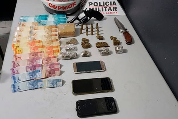 PM encontra drogas e arma carregada em casas usadas para o tráfico de drogas no Caramuru