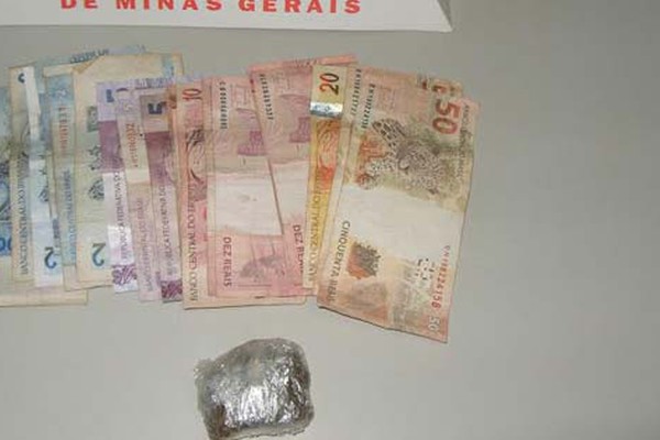 PM de Carmo do Paranaíba prende homem por tráfico após tentar dispensar droga