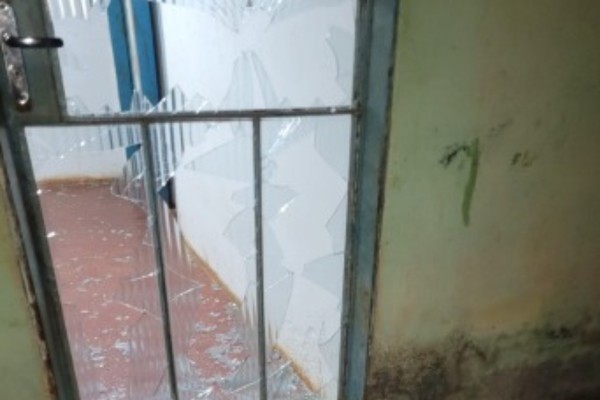 Mulher quebra porta de residência do ex com machado e foge; ele acabou preso em Lagoa Formosa